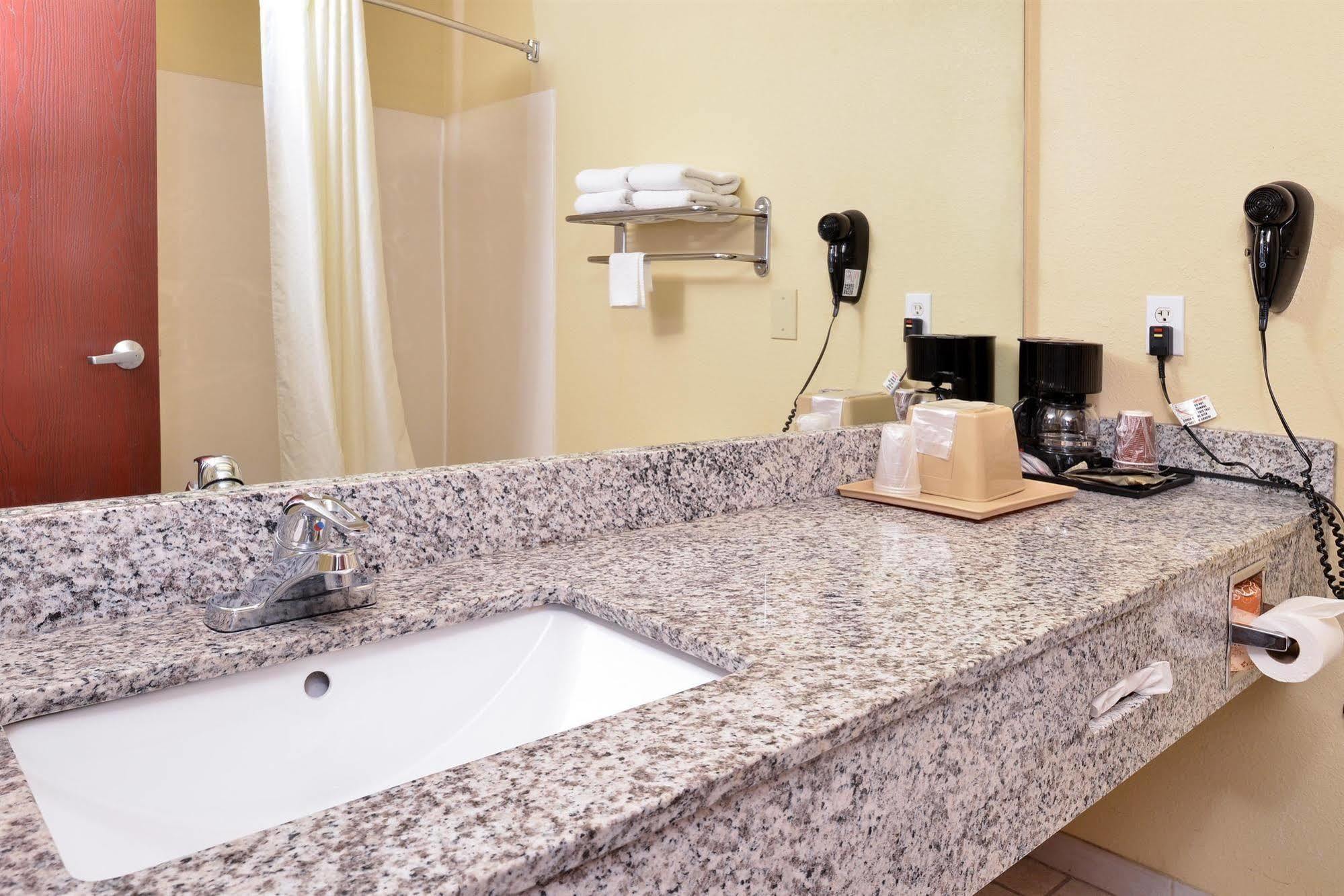 Quality Inn & Suites Fort Worth Buitenkant foto