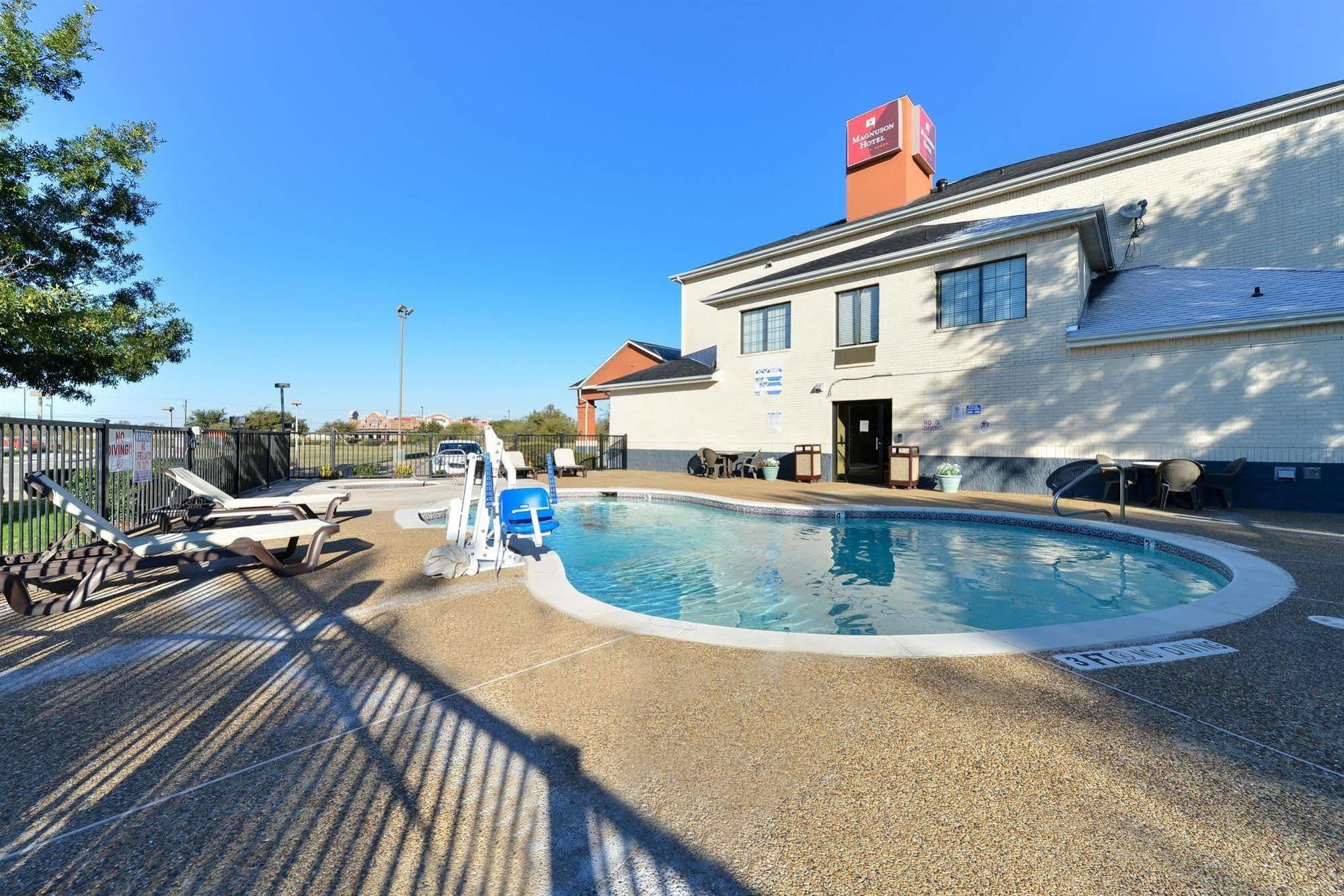Quality Inn & Suites Fort Worth Buitenkant foto